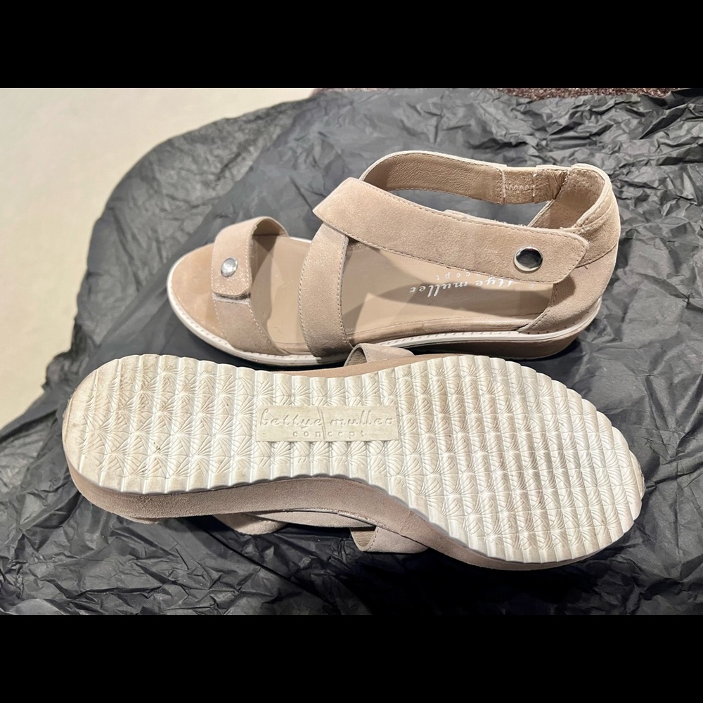 Bettye Mullet Wedges
